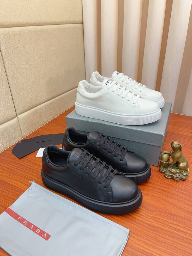 实价： 官网爆款 Prada 普拉达 顶级原单size：38-44Linea Rossa运动系列男鞋，鞋面：原厂进口头层牛皮真皮内里耐磨发.泡大底， 上脚舒适！